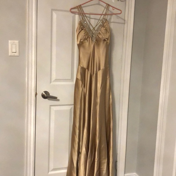 An evening gown - Picture 1 of 1